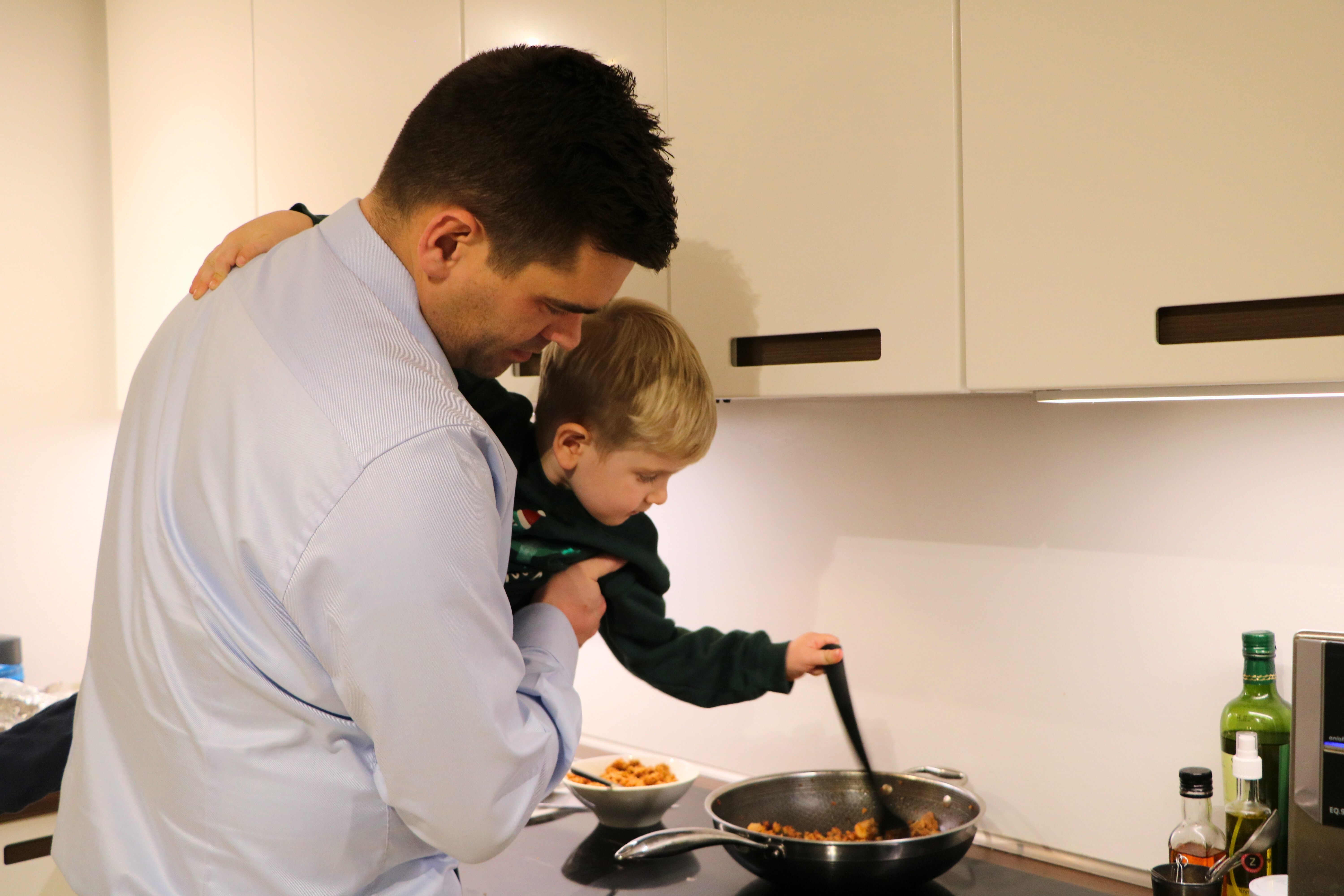 Frederik laver mad med Alfred